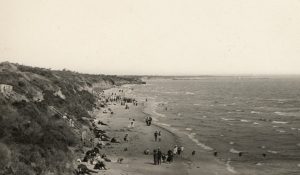Hampton beach ca.1910-ca.1930 Source: Robert M O'Brien SLV
