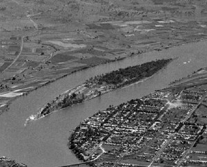 'Susan Island, Grafton' 1945. Degraded mid-section.     Source: Charles Pratt State Library Victoria